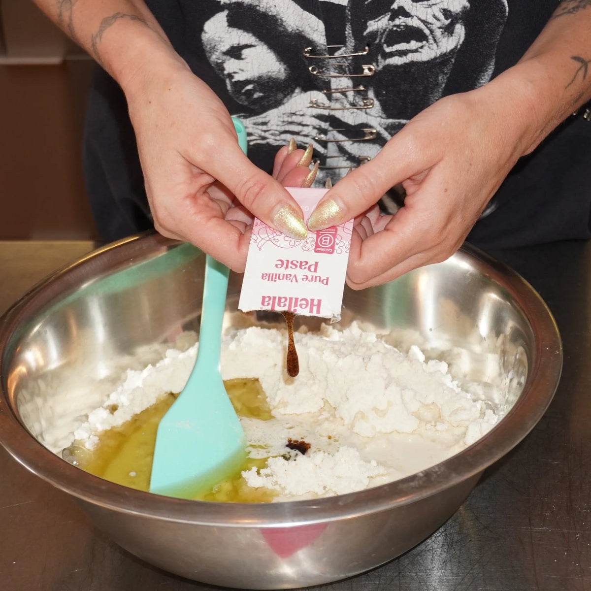 Pure vanilla paste for a Caker Kit cake